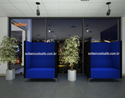 sofa com encosto alto